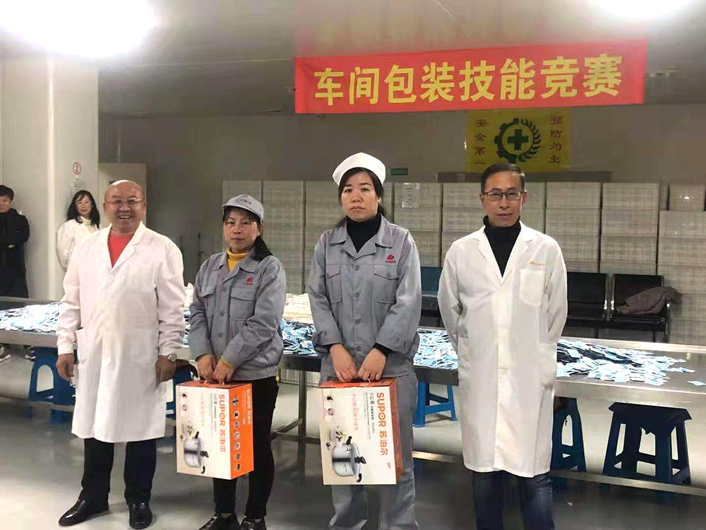 銷售部?jī)晌桓笨倿槎泉?jiǎng)獲得者頒獎(jiǎng)