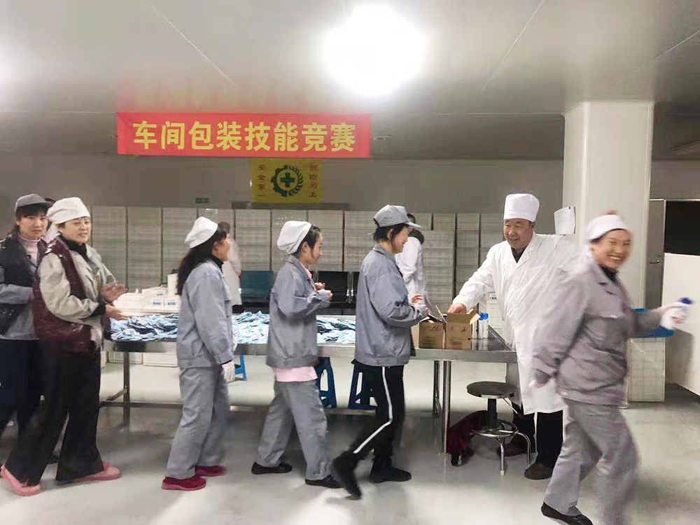 辦公室主任為參與員工頒發(fā)參與獎(jiǎng)